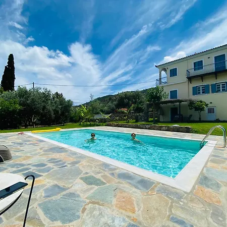 & Private Swimming Pool Lantställe Poros Town